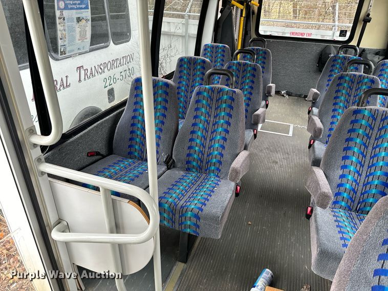 image for item NA9780 2009 Ford E450 Super Duty  shuttle bus