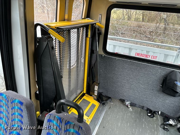 image for item NA9780 2009 Ford E450 Super Duty  shuttle bus