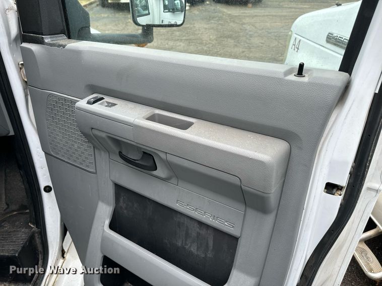 image for item NA9780 2009 Ford E450 Super Duty  shuttle bus