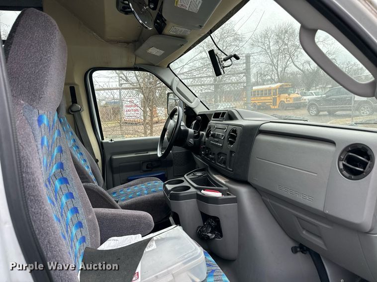 image for item NA9780 2009 Ford E450 Super Duty  shuttle bus