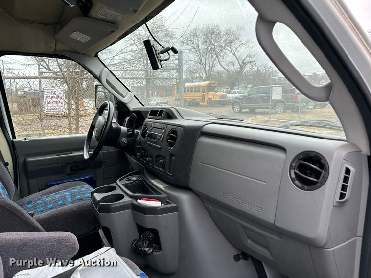 image for item NA9780 2009 Ford E450 Super Duty  shuttle bus