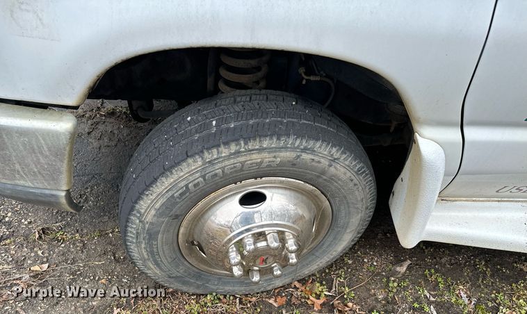 image for item NA9780 2009 Ford E450 Super Duty  shuttle bus