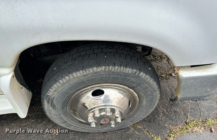 image for item NA9780 2009 Ford E450 Super Duty  shuttle bus