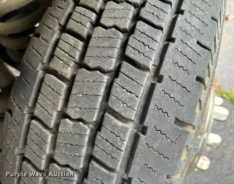 image for item NA9780 2009 Ford E450 Super Duty  shuttle bus