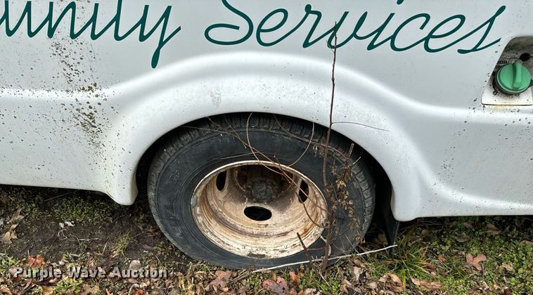 image for item NA9780 2009 Ford E450 Super Duty  shuttle bus