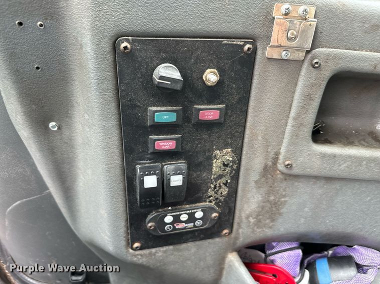 image for item NA9781 2008 Ford E450 Super Duty shuttle bus