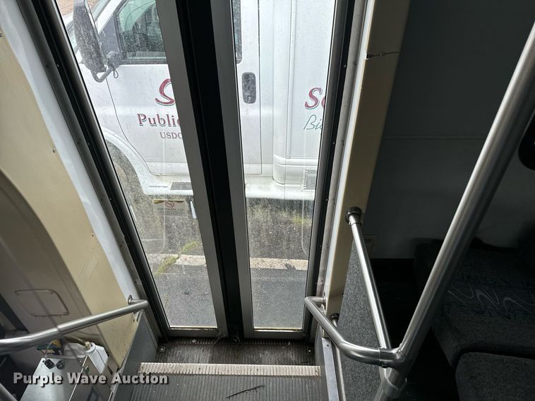 image for item NA9781 2008 Ford E450 Super Duty shuttle bus