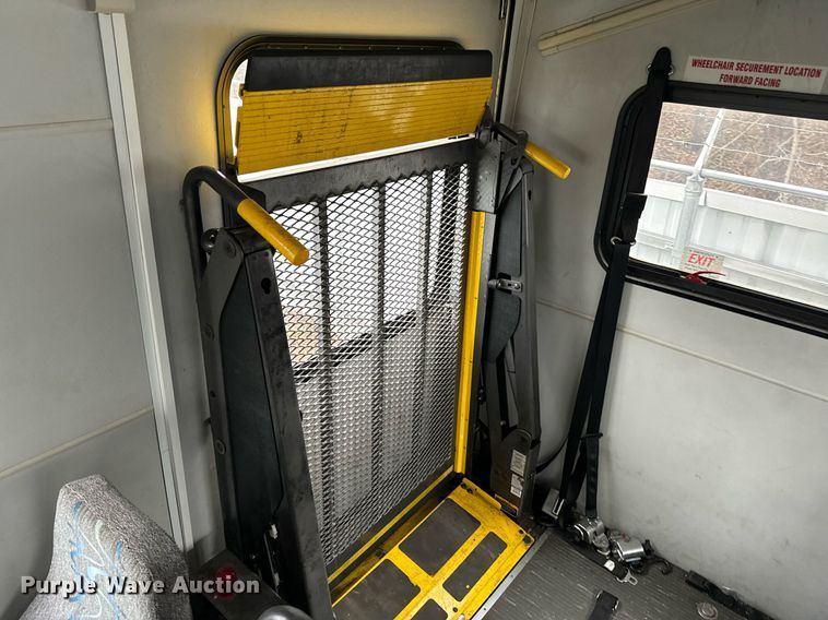 image for item NA9781 2008 Ford E450 Super Duty shuttle bus