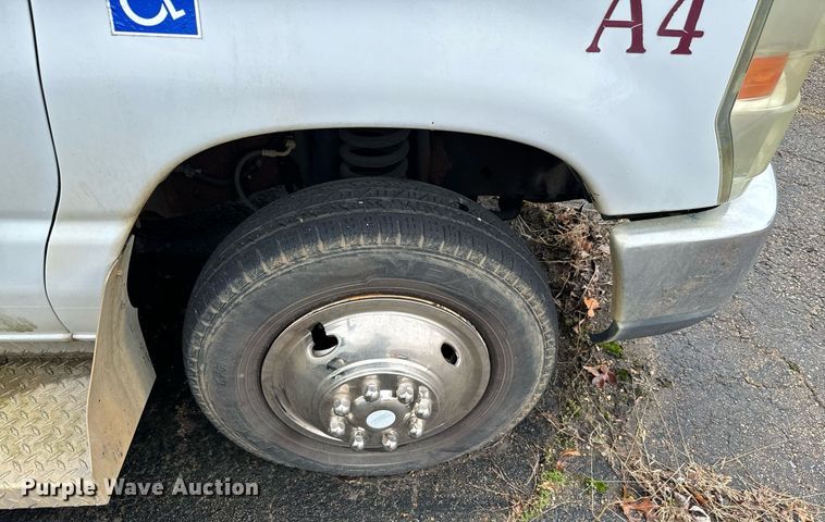 image for item NA9781 2008 Ford E450 Super Duty shuttle bus