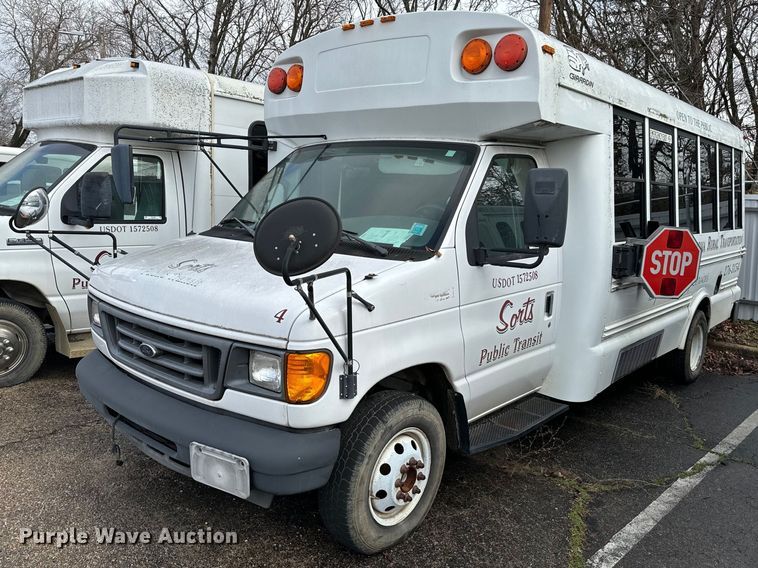 image for item NA9783 2005 Ford E450 Super Duty shuttle bus