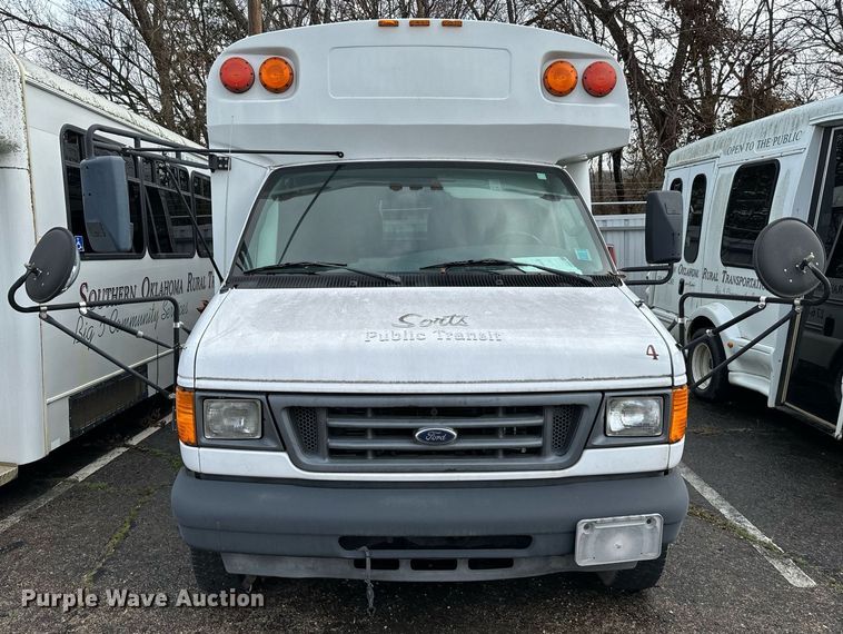 image for item NA9783 2005 Ford E450 Super Duty shuttle bus