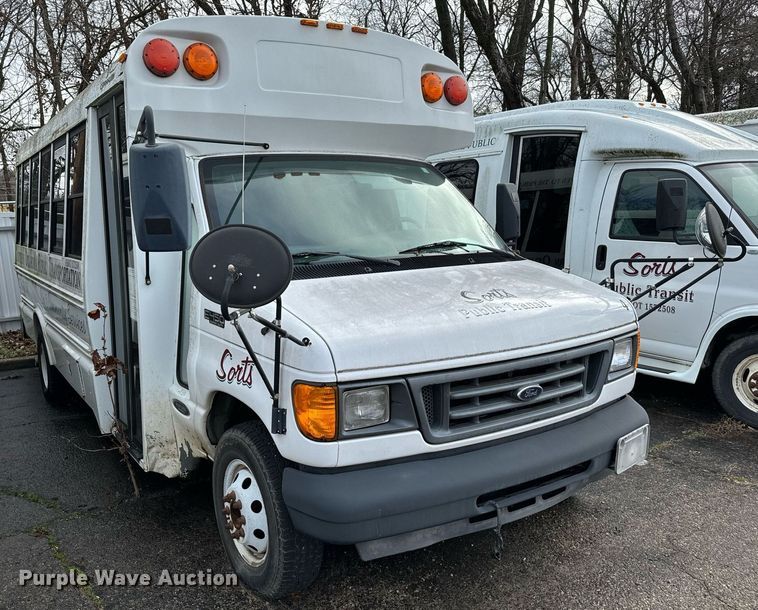 image for item NA9783 2005 Ford E450 Super Duty shuttle bus