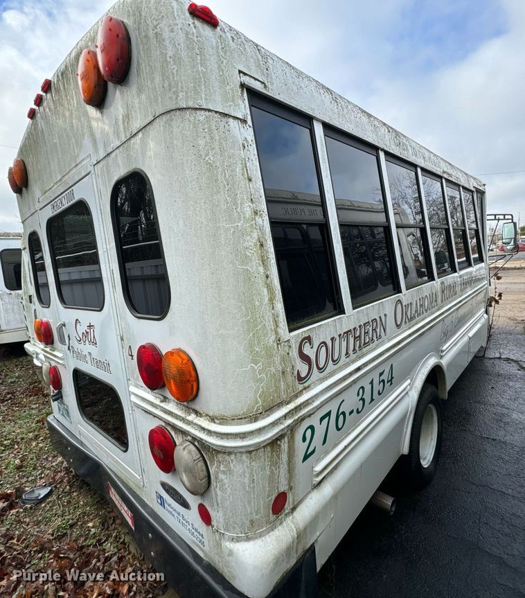 image for item NA9783 2005 Ford E450 Super Duty shuttle bus