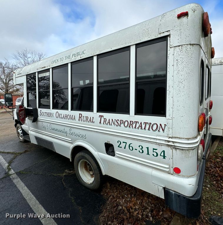 image for item NA9783 2005 Ford E450 Super Duty shuttle bus