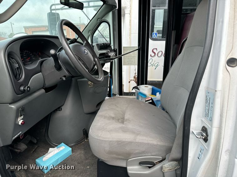 image for item NA9783 2005 Ford E450 Super Duty shuttle bus