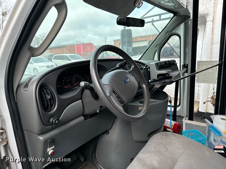 image for item NA9783 2005 Ford E450 Super Duty shuttle bus
