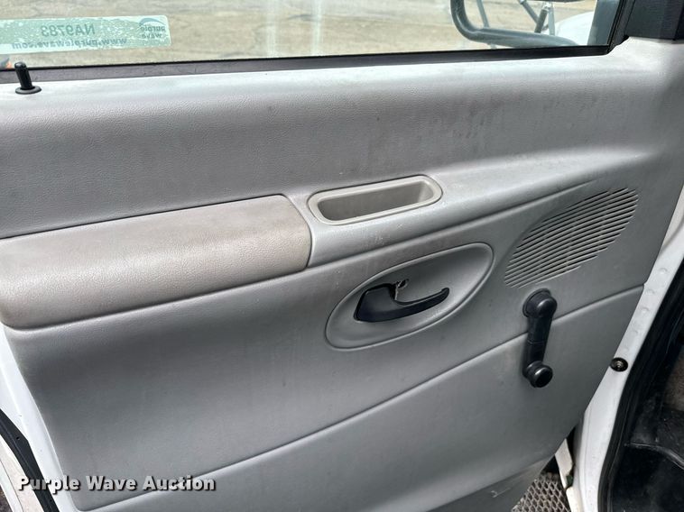 image for item NA9783 2005 Ford E450 Super Duty shuttle bus