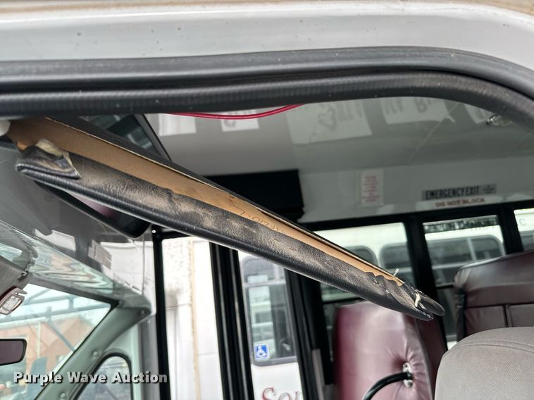 image for item NA9783 2005 Ford E450 Super Duty shuttle bus