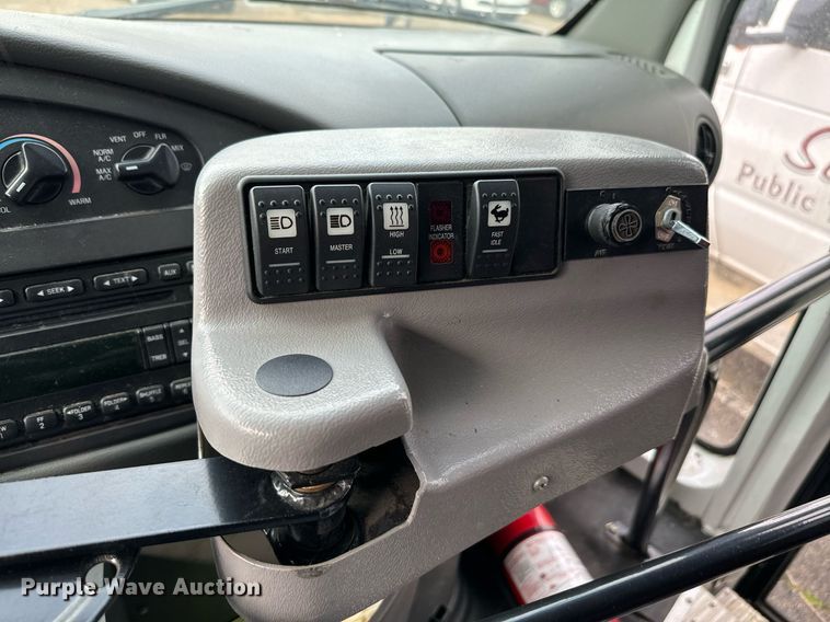 image for item NA9783 2005 Ford E450 Super Duty shuttle bus