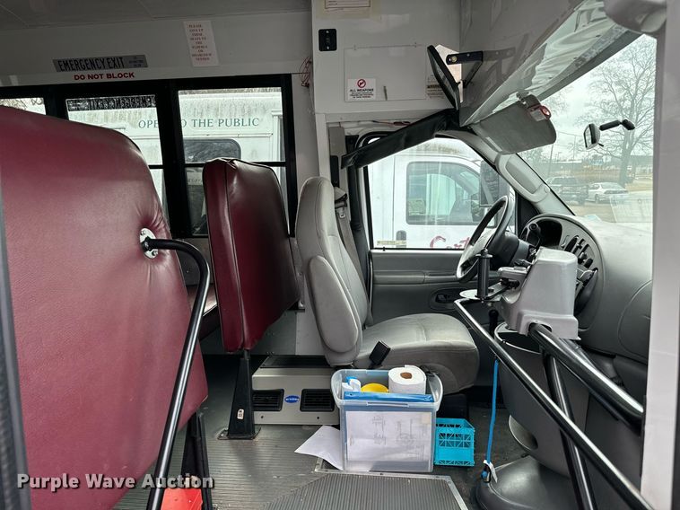 image for item NA9783 2005 Ford E450 Super Duty shuttle bus