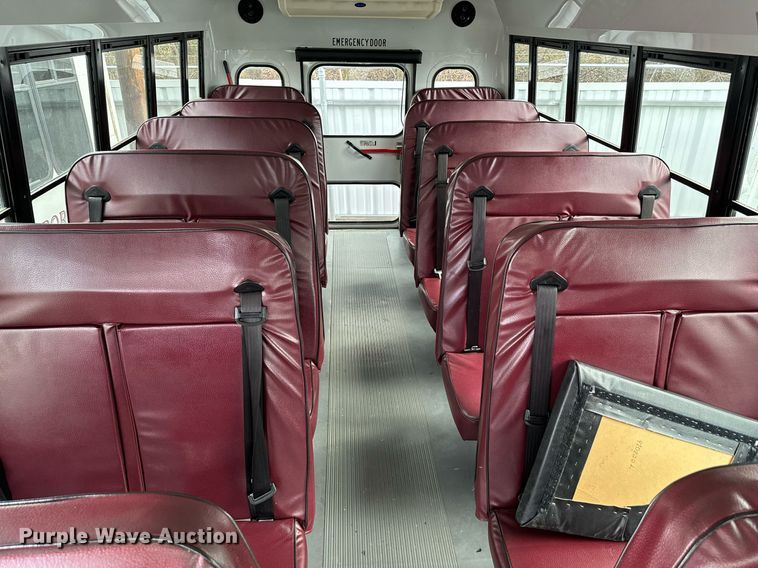 image for item NA9783 2005 Ford E450 Super Duty shuttle bus
