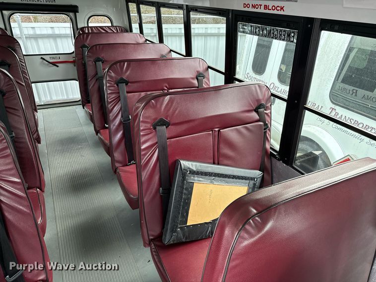 image for item NA9783 2005 Ford E450 Super Duty shuttle bus