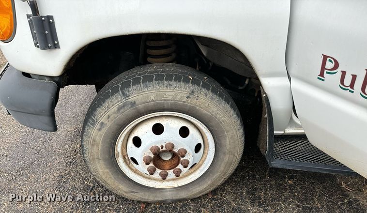 image for item NA9783 2005 Ford E450 Super Duty shuttle bus