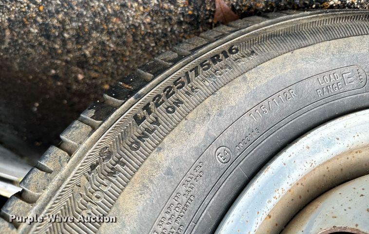 image for item NA9783 2005 Ford E450 Super Duty shuttle bus