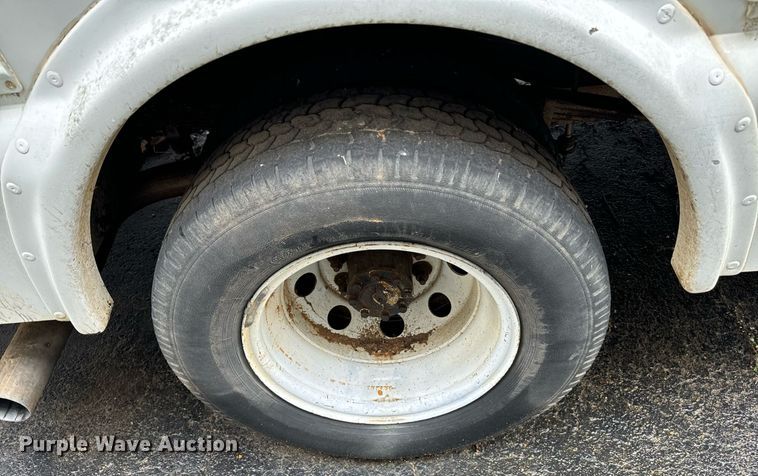 image for item NA9783 2005 Ford E450 Super Duty shuttle bus