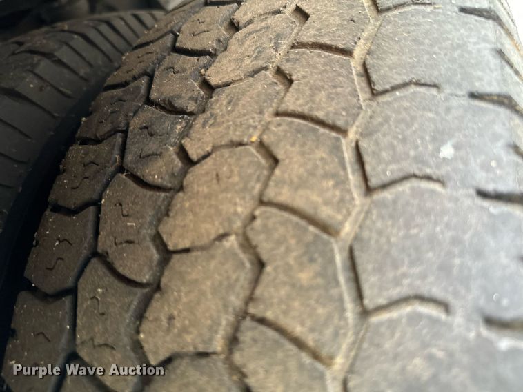 image for item NA9783 2005 Ford E450 Super Duty shuttle bus