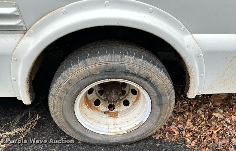 image for item NA9783 2005 Ford E450 Super Duty shuttle bus