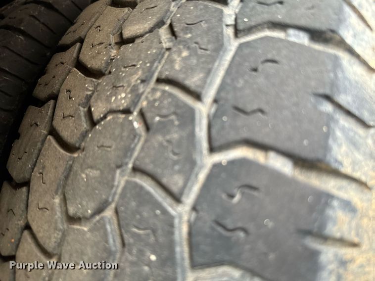 image for item NA9783 2005 Ford E450 Super Duty shuttle bus