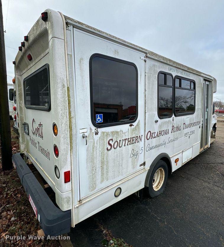 image for item NA9784 2008 Ford E450 Super Duty shuttle bus