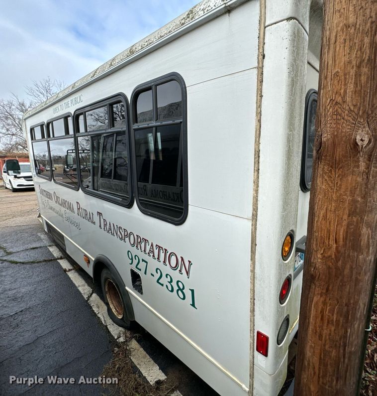 image for item NA9784 2008 Ford E450 Super Duty shuttle bus