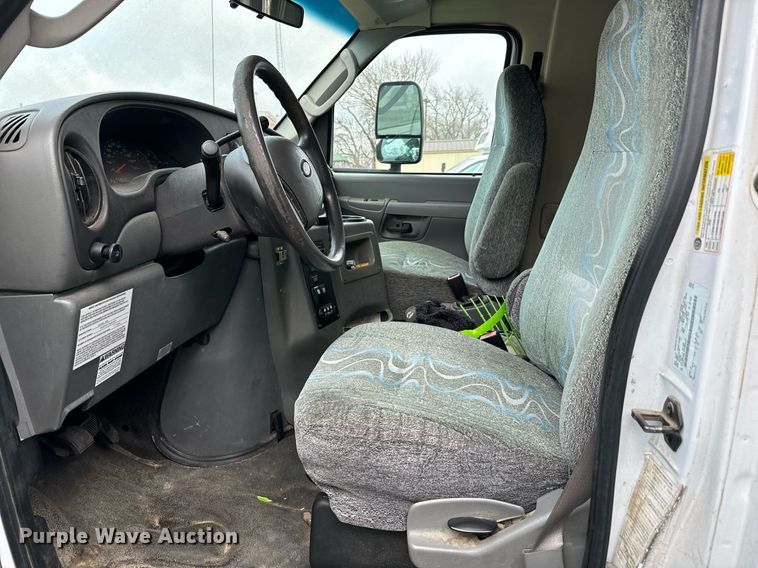 image for item NA9784 2008 Ford E450 Super Duty shuttle bus