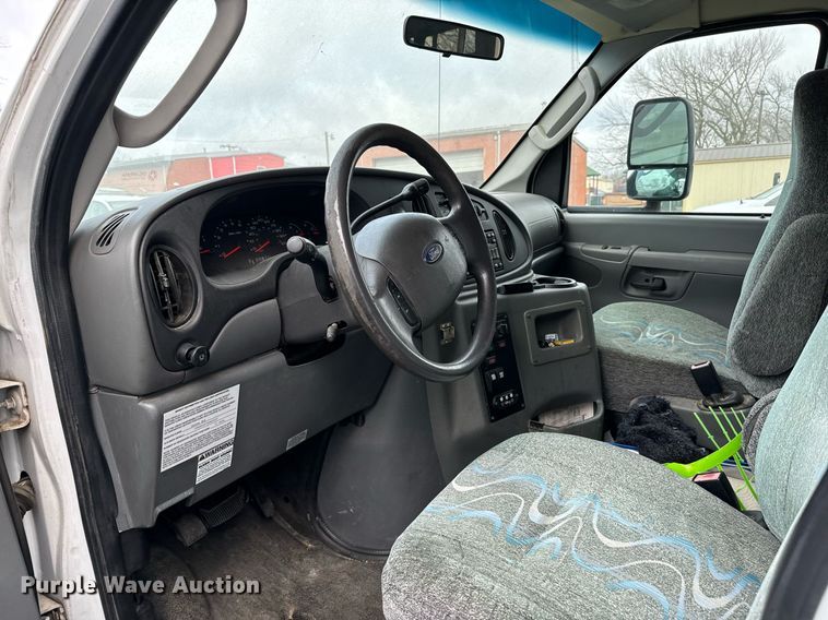 image for item NA9784 2008 Ford E450 Super Duty shuttle bus