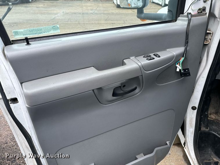 image for item NA9784 2008 Ford E450 Super Duty shuttle bus