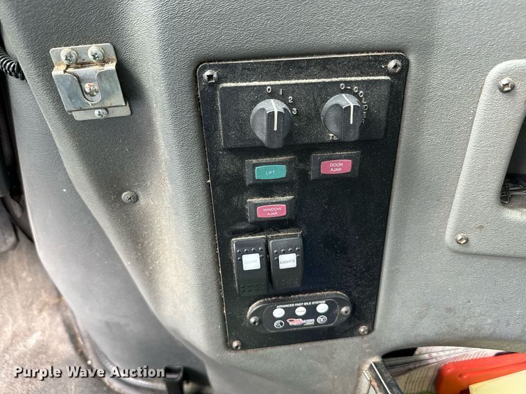 image for item NA9784 2008 Ford E450 Super Duty shuttle bus