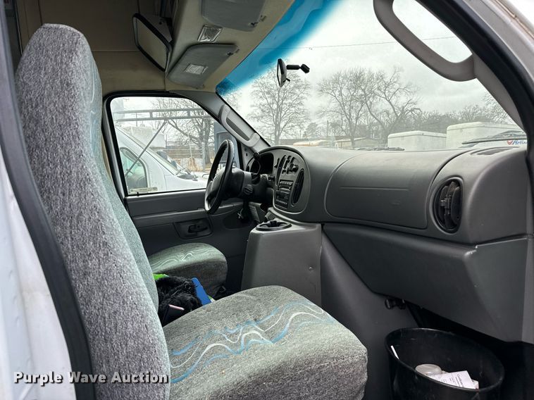 image for item NA9784 2008 Ford E450 Super Duty shuttle bus