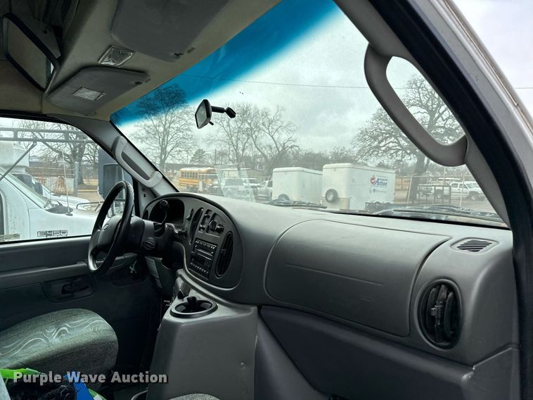 image for item NA9784 2008 Ford E450 Super Duty shuttle bus