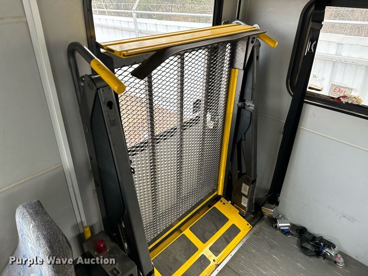 image for item NA9784 2008 Ford E450 Super Duty shuttle bus