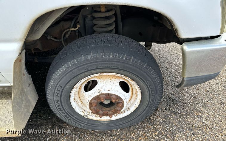 image for item NA9784 2008 Ford E450 Super Duty shuttle bus