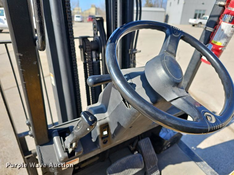 image for item NE9527 Yale GLC040AFNUAE092 forklift