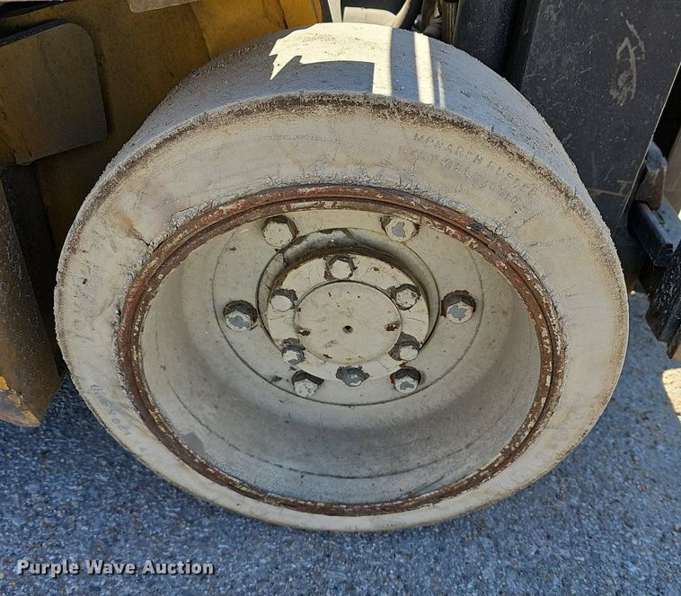 image for item NE9527 Yale GLC040AFNUAE092 forklift