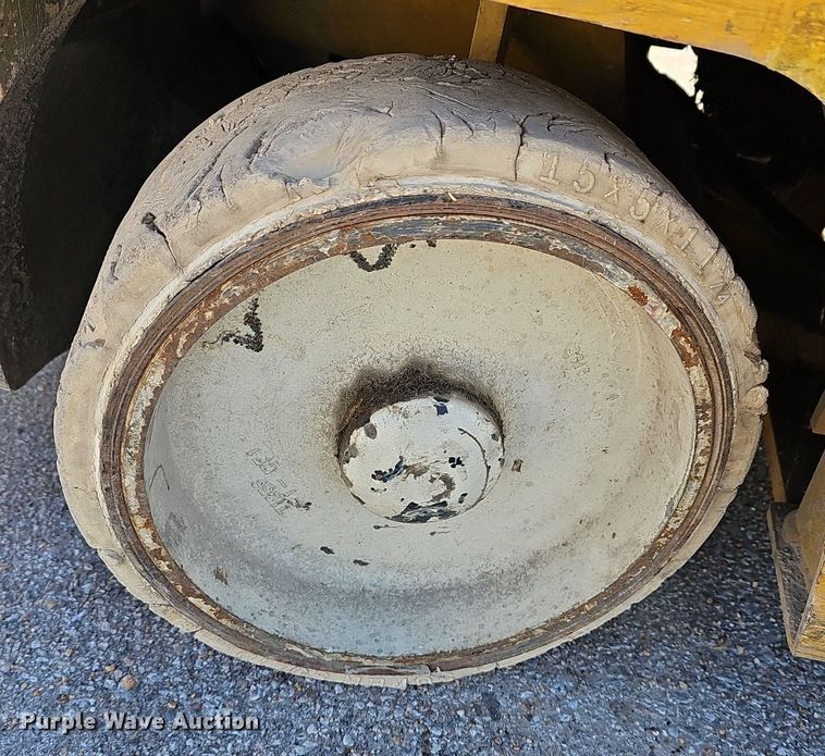 image for item NE9527 Yale GLC040AFNUAE092 forklift