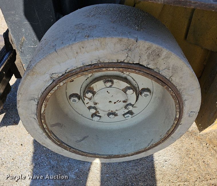 image for item NE9527 Yale GLC040AFNUAE092 forklift