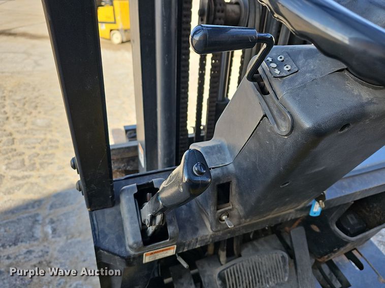 image for item NE9528 Yale GLC040AFNUAE082 forklift