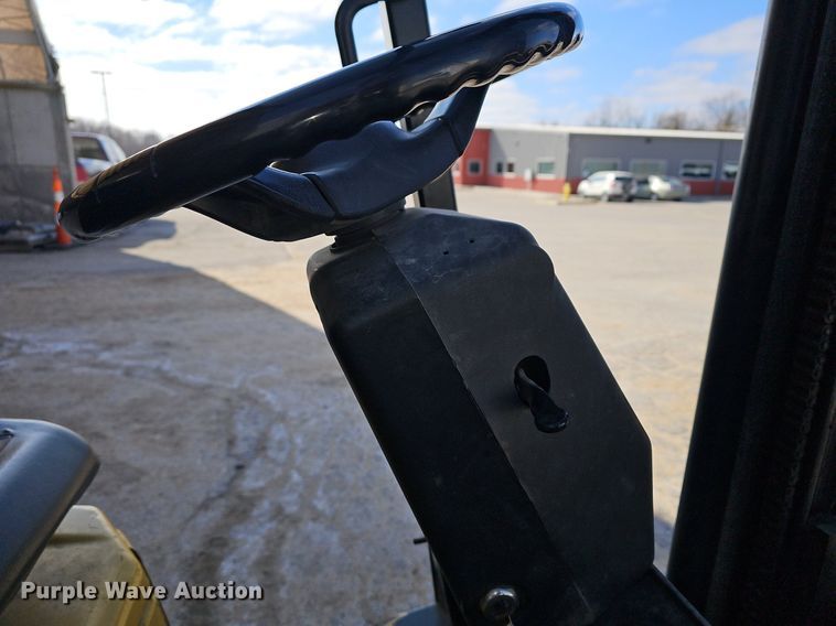 image for item NE9528 Yale GLC040AFNUAE082 forklift