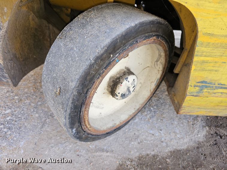 image for item NE9528 Yale GLC040AFNUAE082 forklift