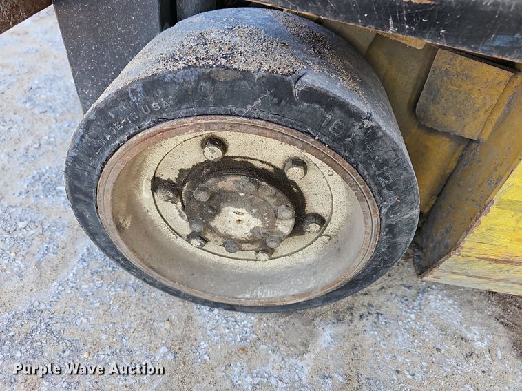 image for item NE9528 Yale GLC040AFNUAE082 forklift